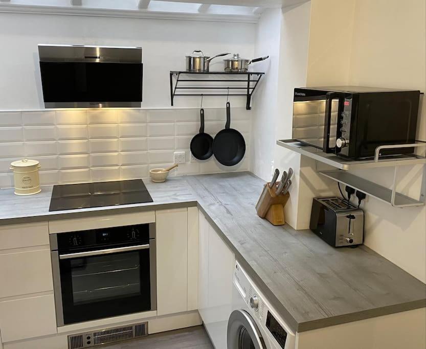 Windsor Cottage: Cosy, Charming, Full Of Character Eksteriør billede
